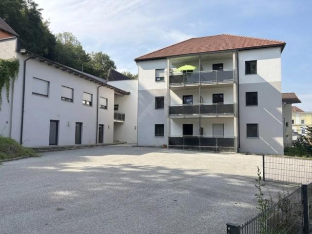 Wohnen am Inn! Neuwertige, helle 3 Zimmer Wohnung mit möblierter Küche und Loggia in Obernberg