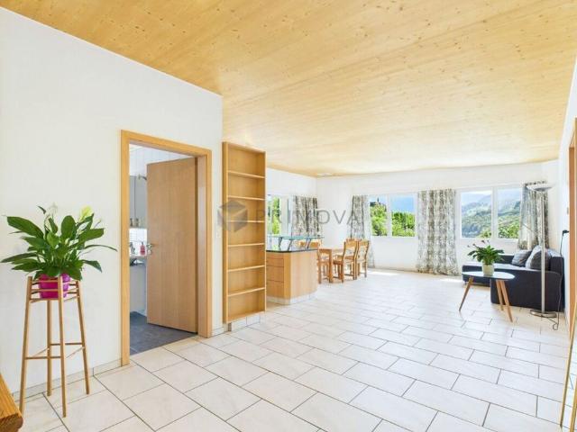 Wohnen am See: Möblierte 2.5 Zi. Ferienwohnung mit Panorama Terrasse & Parkplatz