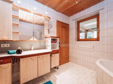 WOHNEN AM SEE Absolute Rarität in unmittelbarer Seenähe mit Bergblick 5 Zimmer Erdgeschoßwohnung mit großzügigen Räumlichkeiten