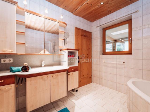 WOHNEN AM SEE Absolute Rarität in unmittelbarer Seenähe mit Bergblick 5 Zimmer Erdgeschoßwohnung mit großzügigen Räumlichkeiten