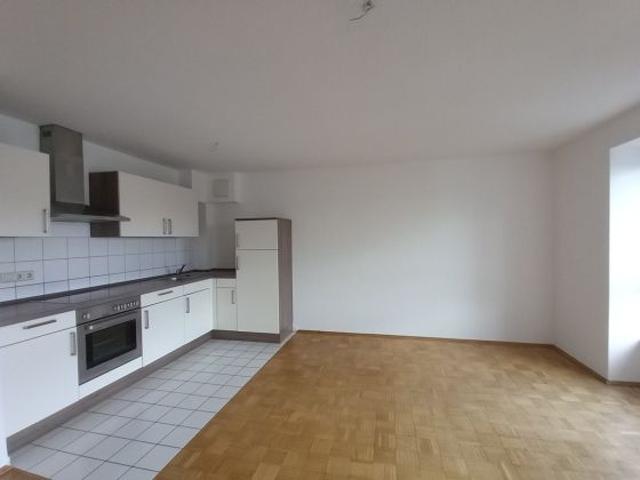 wohnen am Stadtzentrum mit kleinem Balkon ins grüne, inkl. Einbauküche und Tiefgaragenstellplatz!