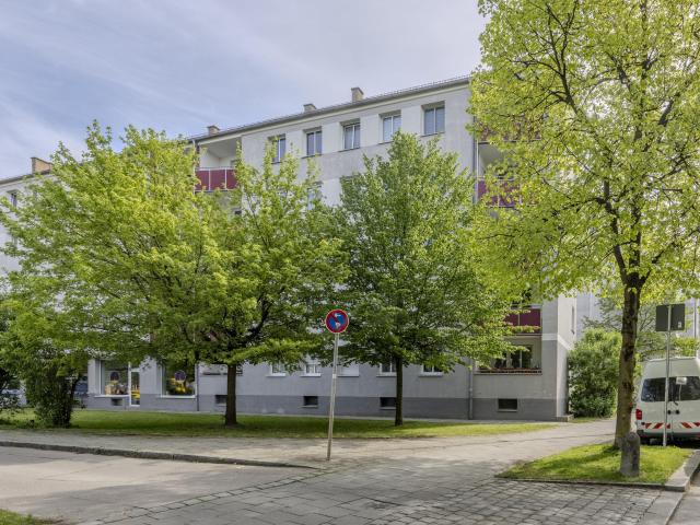 Wohnen am Park: Toll geschnittene 3 Zimmer Wohnung mit sonnigem Westbalkon
