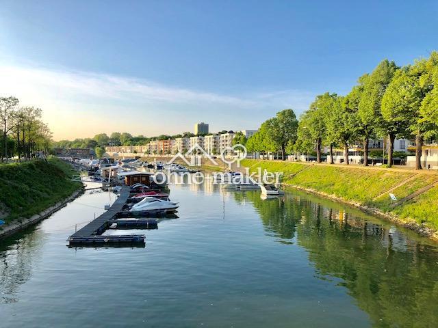 Wohnen am Rhein: Hochwertige 2 Zimmer Wohnung mit Loggia und Einbauküche