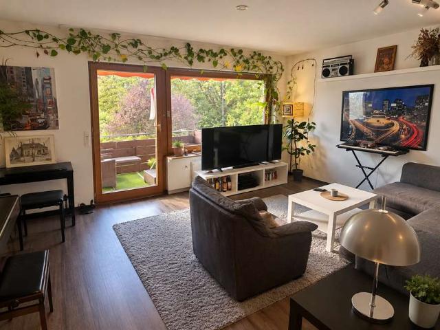 Wohnen am Waldrand: 3 Zimmer Wohnung mit Balkon, Gartennutzung und Stellplatz