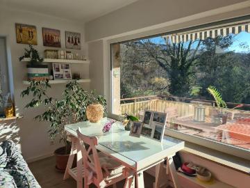 Wohnen am Waldrand: Lichtdurchflutete 3 Zimmer Wohnung mit Balkon