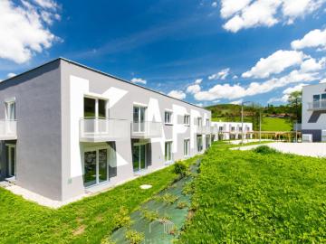 WOHNEN AM WALDRAND: Moderne 4 Zimmer Wohnung mit Extraküche, mehreren Balkonen und Parkplatz