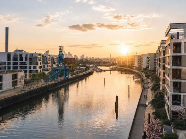 Wohnen am Wasser | Designwohnung mit Skylineblick von privat!