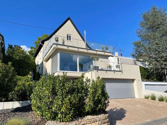 Wohnen am Weinberg: Großzügiges Haus mit drei Terrassen und Fernblick bis Stuttgart