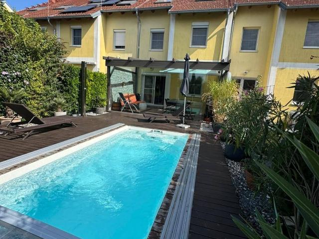 Wohnen am Teich Leopoldsdorf–Stilvolles Reihenhaus mit hochwertiger Ausstattung, Wintergarten&Pool