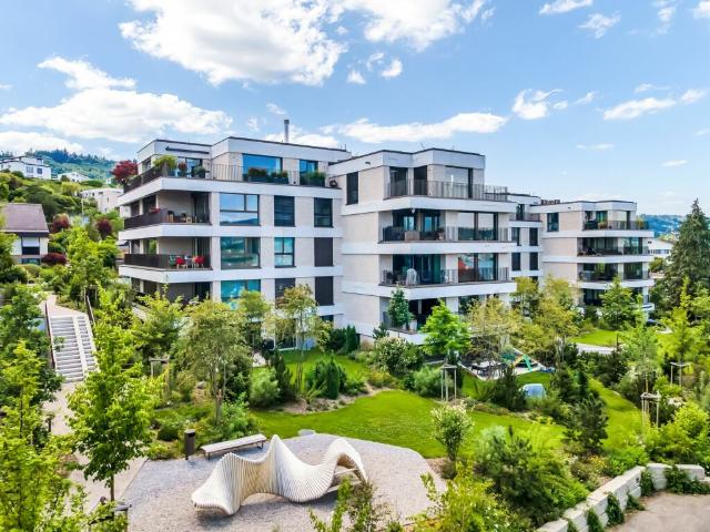 Wohnen am Zürichsee: Moderne Gartenwohnung mit viel Licht