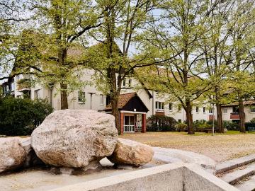 Wohnen ab 55 Jahren: Seniorenwohnung im Dachgeschoss mit Wintergarten