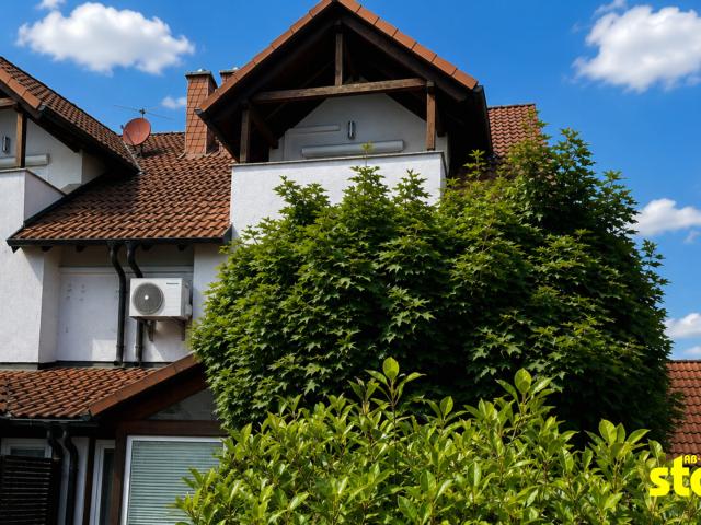 WOHNEN. ARBEITEN. WOHLFÜHLEN. – VIELSEITIGE DOPPELHAUSHÄLFTE MIT GARTEN UND GARAGE IN KLEINOSTHEIM