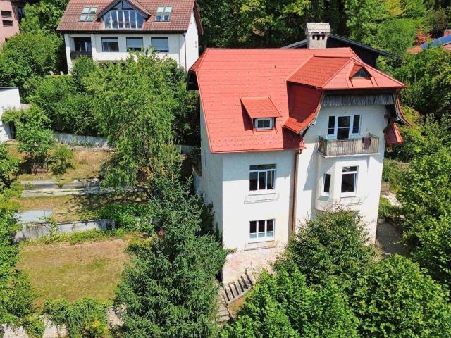 Wohnen & Arbeiten unter einem Dach Großzügiges Haus mit separatem Gewerbebereich