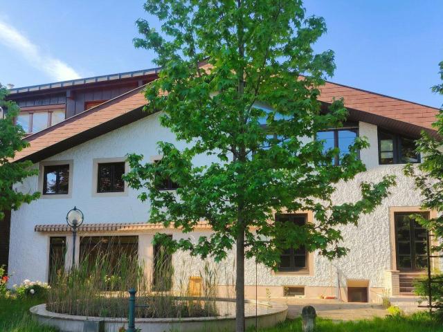 Wohnen & Arbeiten vereint – Großzügiges Wohnhaus mit Bürokomplex in Villach Lind