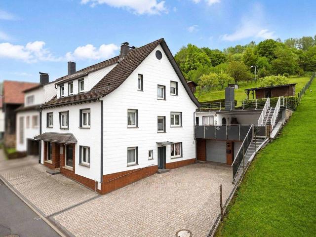 Wohnen & Arbeiten vereint modernisierte Gewerbeeinheit, großer Garten und 1.359 m² Grundstück