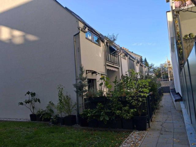 Wohnen auf drei Ebenen – Reihenhaus mit Loggia und Balkon
