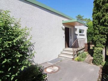 Wohnen auf einer Ebene: Bungalow mit Garten, Terrasse, Garagenstellplatz und Stellplatz davor