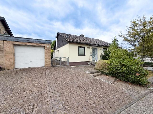 Wohnen auf einer Ebene – Einfamilienhaus mit Terrasse, Garten, Garage, Keller & Dachboden