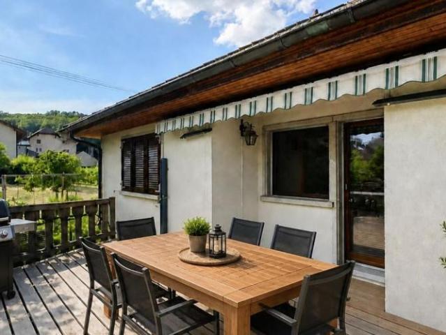 Wohnen auf einer ebene! Freistehende einstöckige villa mit dachgeschoss + ein unabhängiges studio