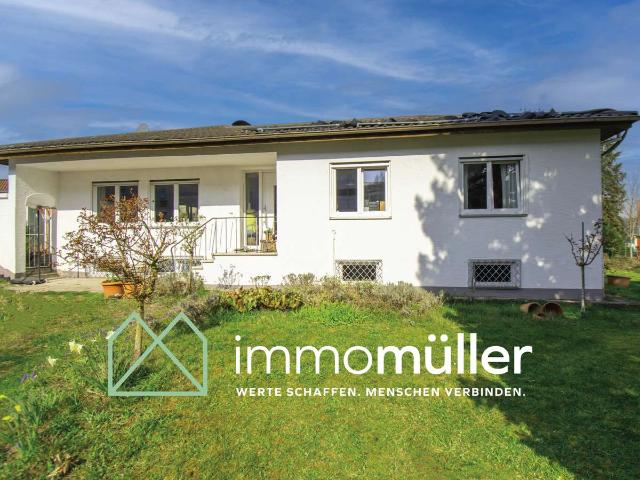 Wohnen auf einer Ebene: Gepflegter Bungalow mit großem Gartenparadies in Eisenberg Pfalz