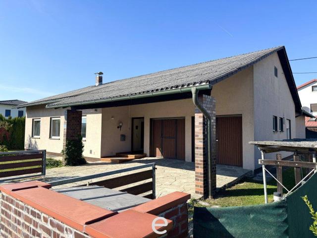 Wohnen auf einer Ebene – großzügiges Wohnhaus mit traumhaftem Grün und Fernblick in Fraham