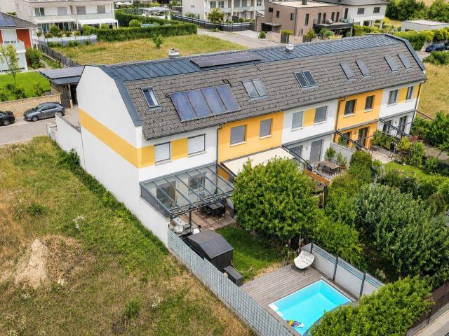Wohnen auf höchstem Niveau – Stilvolles Reiheneckhaus auf 4 Etagen mit Pool, Sauna und Eigengarten I 2 KFZ Abstellplätze