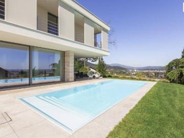 WOHNEN AUF HÖCHSTER EBENE Einzigartiges Anwesen mit Pool und atemberaubendem Panoramablick über die Stadt bis hin zum Schlossberg