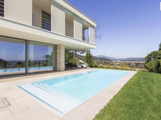 WOHNEN AUF HÖCHSTER EBENE Einzigartiges Anwesen mit Pool und atemberaubendem Panoramablick über die Stadt bis hin zum Schlossberg