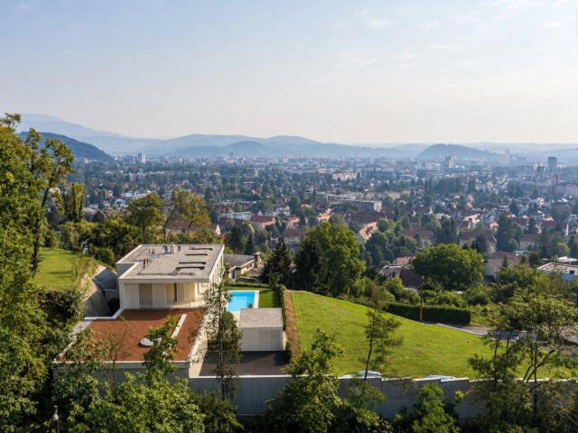 WOHNEN AUF HÖCHSTER EBENE Einzigartiges Anwesen mit Pool und atemberaubendem Panoramablick über die Stadt bis hin zum Schlossberg
