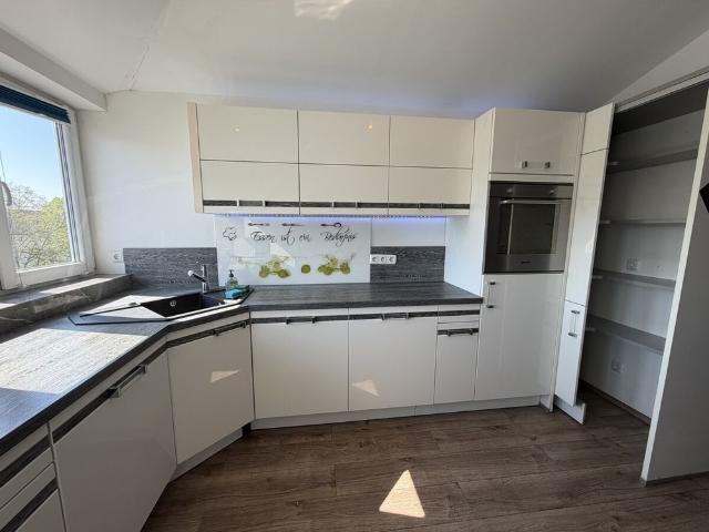 „Wohnen auf zwei Ebenen“–Exklusive Maisonette mit Dachterrasse* Laminat*EBK*Gäste WC
