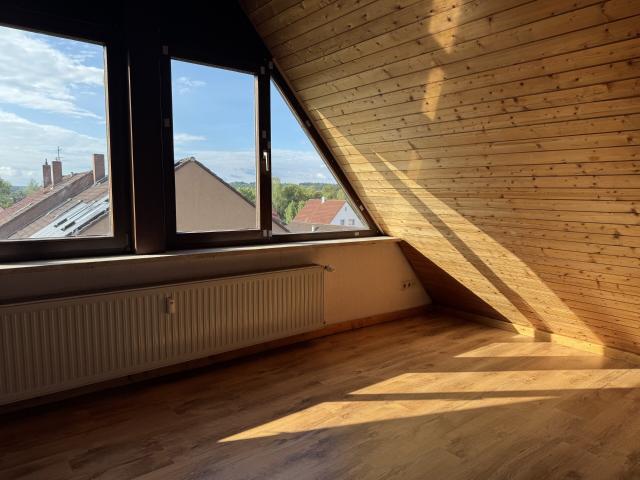 Wohnen auf zwei Ebenen – gepflegte 6 Zimmer Wohnung mit aktuellen Modernisierungen