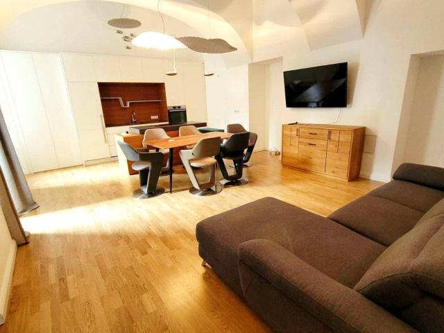 Wohnen beim Naschmarkt: Stilvolle 2 Zimmer Wohnung mit Terrasse & Wohlfühlkomfort in ruhiger Innenhoflage