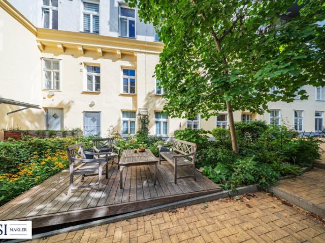 Wohnen beim Schloss Belvedere: Sanierungsbedürftige Altbauwohnung Balkonzubau möglich