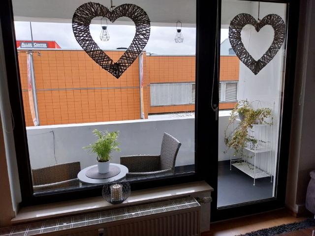 Wohnen direkt gegenüber dem Allee Center. 2,5 Raum Wohnung mit Balkon. PKW Stellplatz mgl