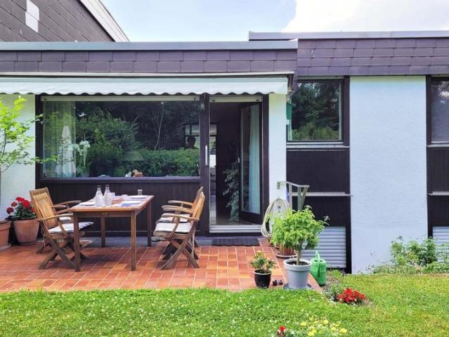 Wohnen im Bungalow: Großzügiges Reihenmittelhaus mit Garten