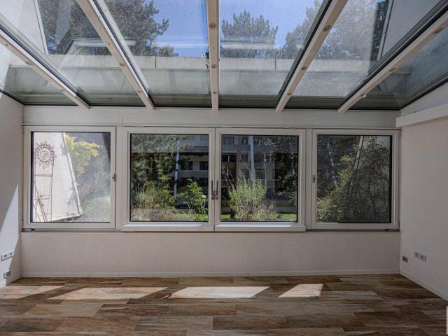 Wohnen im Grünen mit viel Platz: Charmante 3 Zimmer Maisonette mit großem Wintergarten