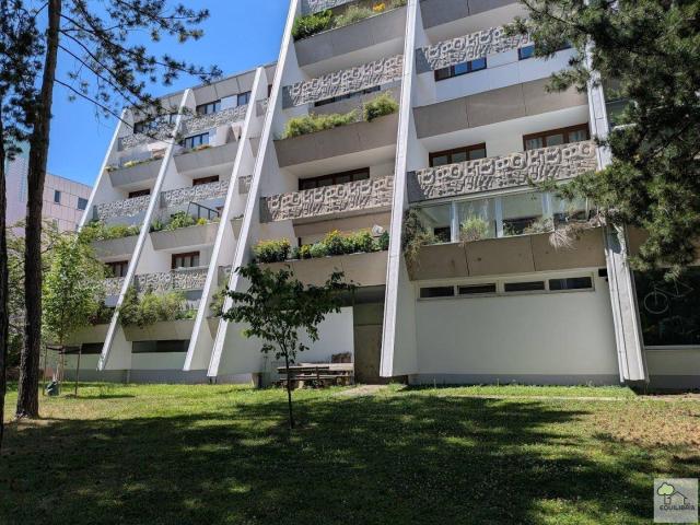 Wohnen im Grünen mit viel Platz: Charmante 3 Zimmer Maisonette mit großem Wintergarten