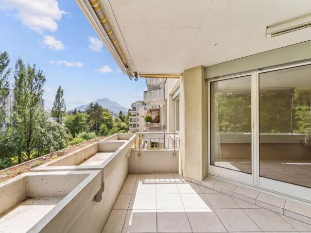 Wohnen im Grünen mit Pilatusblick: Helle 5.5 Zimmer Wohnung mit zwei Balkonen