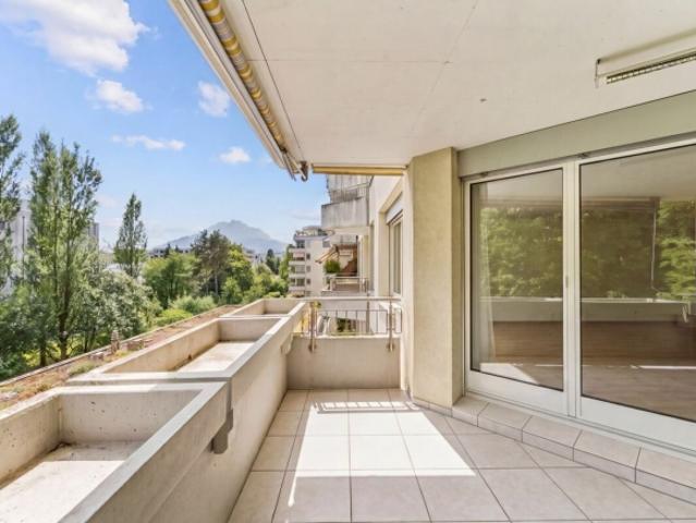 Wohnen im Grünen mit Pilatusblick Helle 5.5 Zimmer Wohnung mit zwei Balkonen