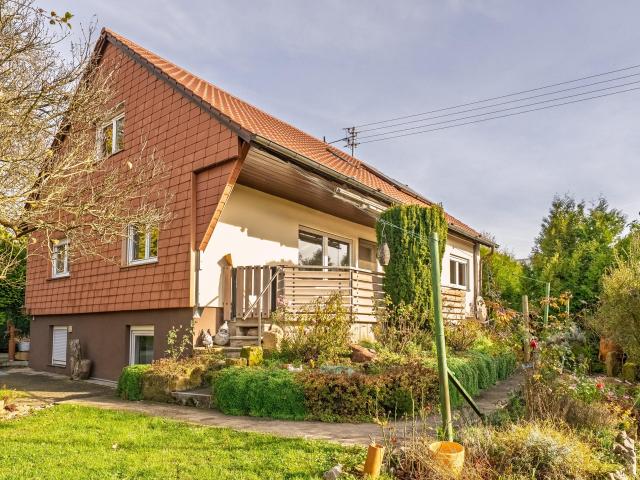 Wohnen im Grünen: Einfamilienhaus mit riesigem Gartenparadies