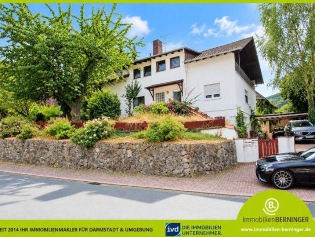 Wohnen im Grünen – großzügige 3 Zimmer Dachgeschosswohnung mit zwei Balkonen und Gartenanteil