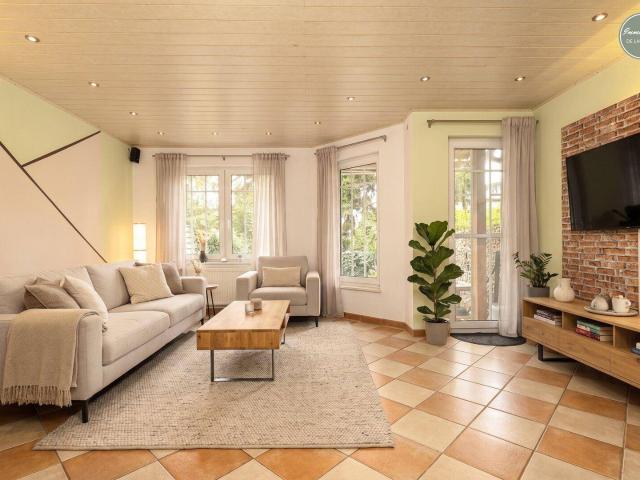 Wohnen im Grünen, Leben im Gleichgewicht auf Eigengrund: 4,5 Zimmer, Garage & Ausblick ins Grüne