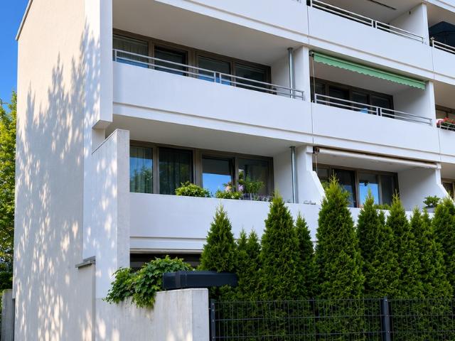 Wohnen im Grünen: Ruhige 4 Zimmer Wohnung mit zwei Balkonen und schönem Ausblick