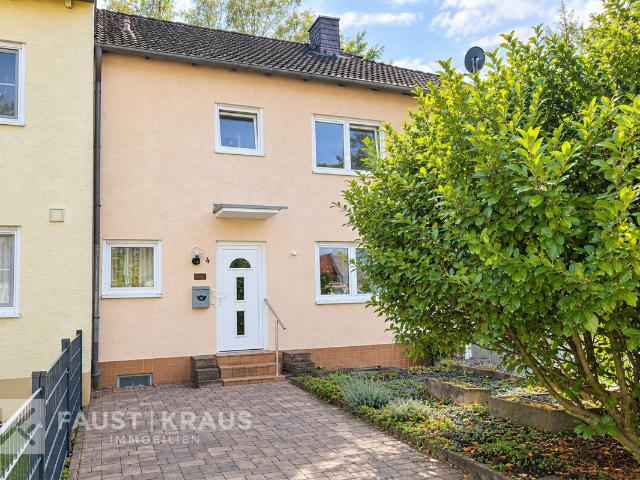 Wohnen im Grünen: Reihenmittelhaus mit Terrasse, Garten und Garage