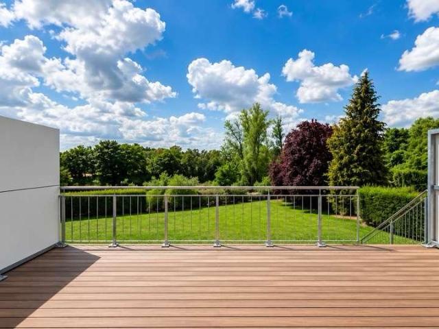 Wohnen im Grünen: Reihenhaus am Wasser mit großer Terrasse