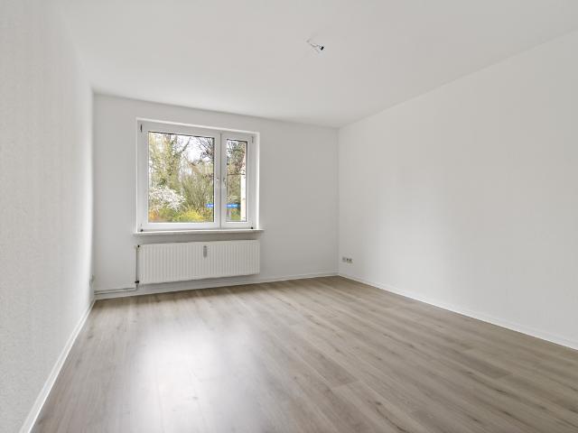 Wohnen im Grünen: Renovierte 1 Zimmer Wohnung am Stadtrand von Halle!