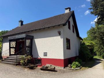 Wohnen im Grünen und trotzdem zentral! Modernisiert, Kamin, Sauna u.v.m