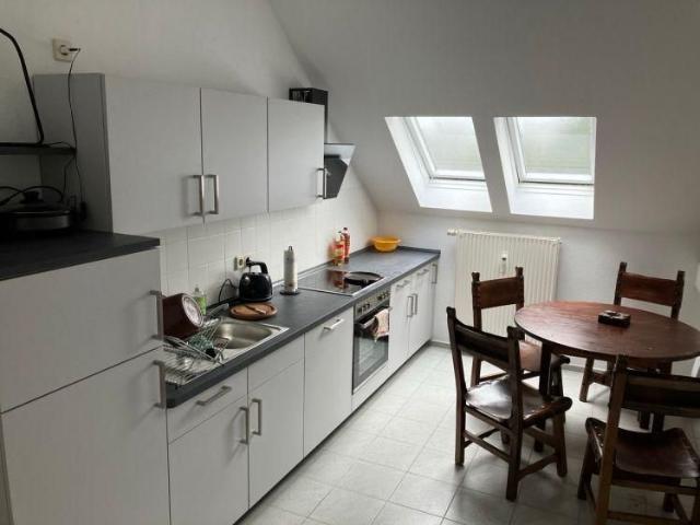WOHNEN im Dachgeschoss modetne EBK * Bad mit Fenster + Wanne !