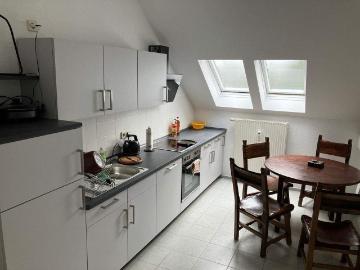 WOHNEN im Dachgeschoss modetne EBK * Bad mit Fenster + Wanne !