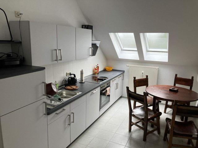 WOHNEN im Dachgeschoss modetne EBK * Bad mit Fenster + Wanne !